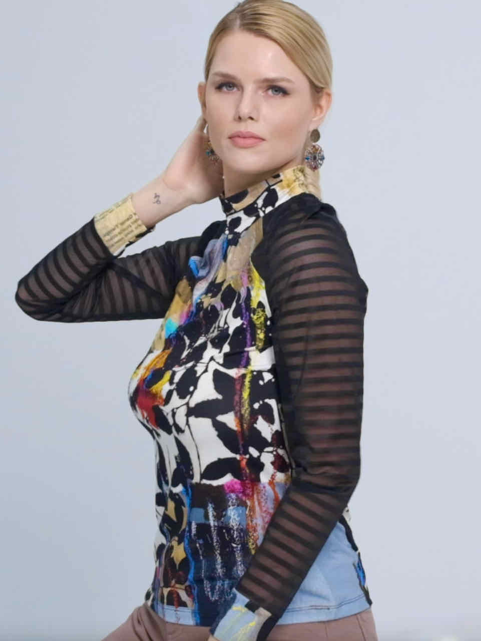 Simply Art Dolcezza: Keyhole Neck Double OO Abstract Art Top