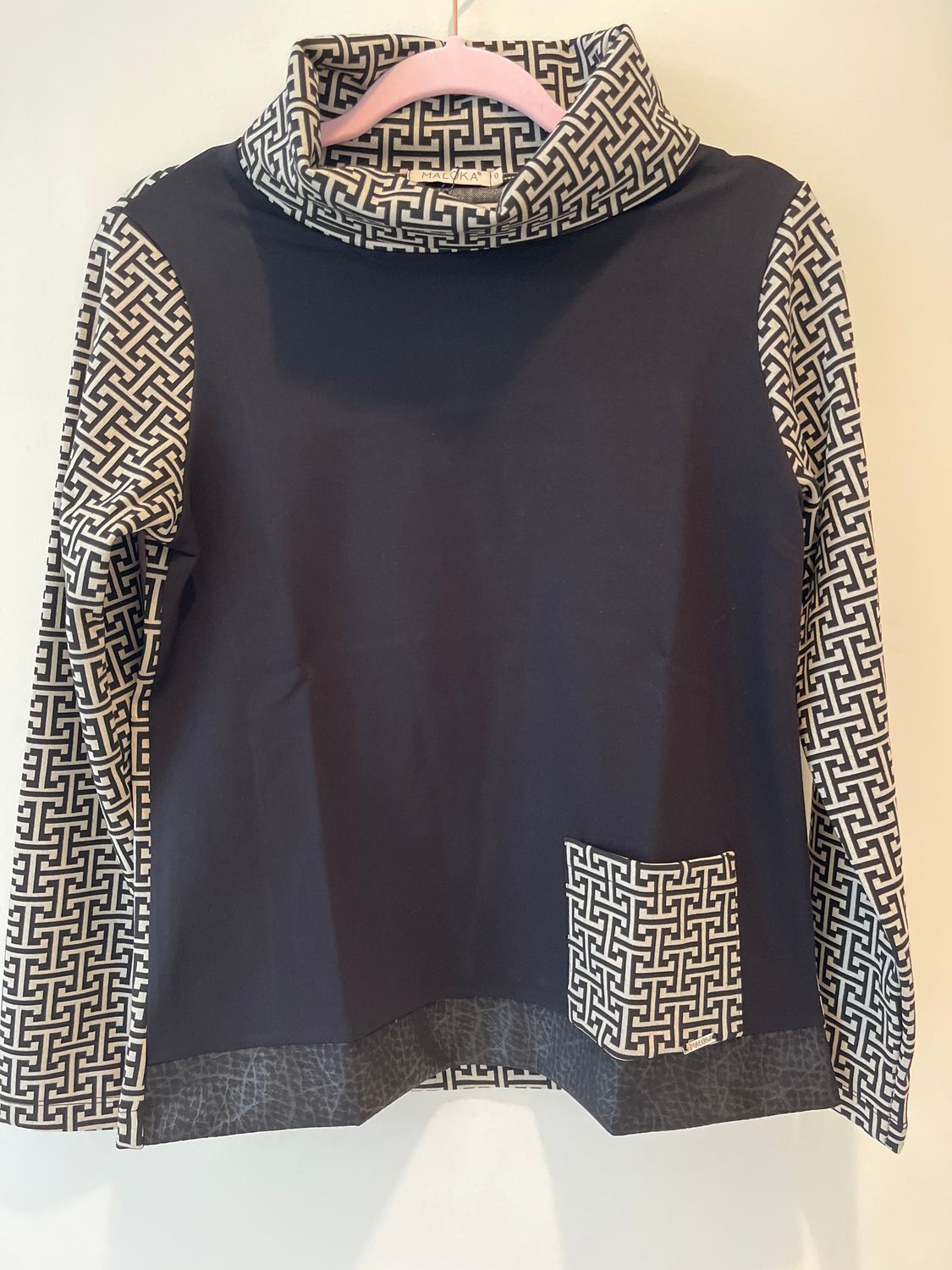 Maloka: Almost Monochrome Contrast Sweater