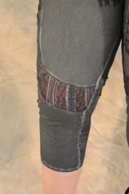 Angels Never Die Cropped Leggings