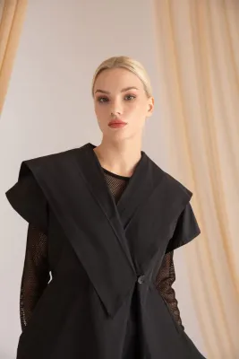 Kozan By Wild Curves: Preto Alda Dracket (Dress To Jacket) Close Up 2