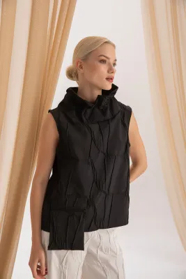 Kozan By Wild Curves:  Crinkle Aris Pocket Vest In Kuro Black Front 2