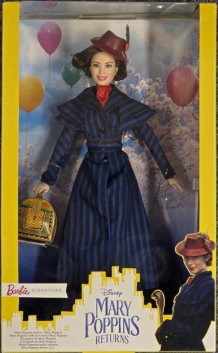 Mary Poppins Arrives