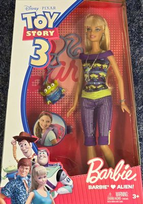 Barbie loves Alien!