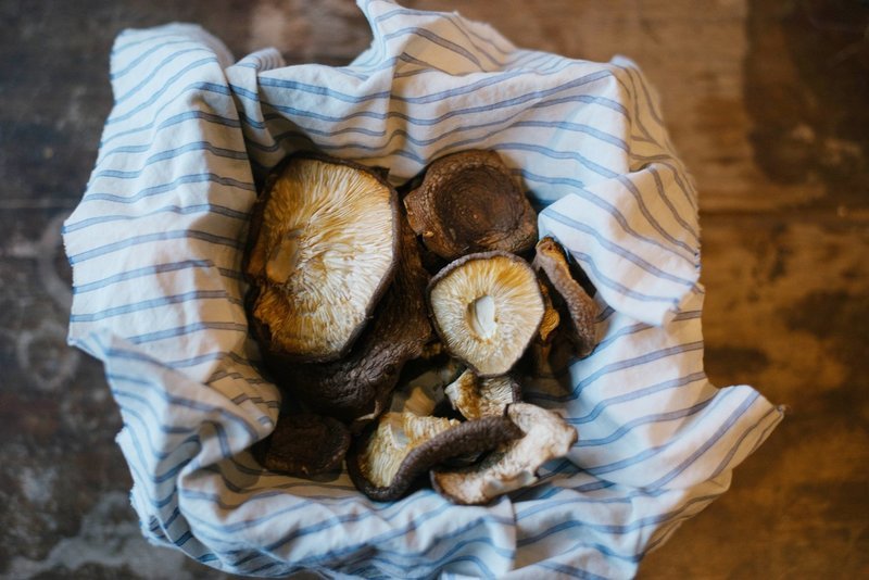 Forest Raised Dried Shitake Mushrooms - 1 oz