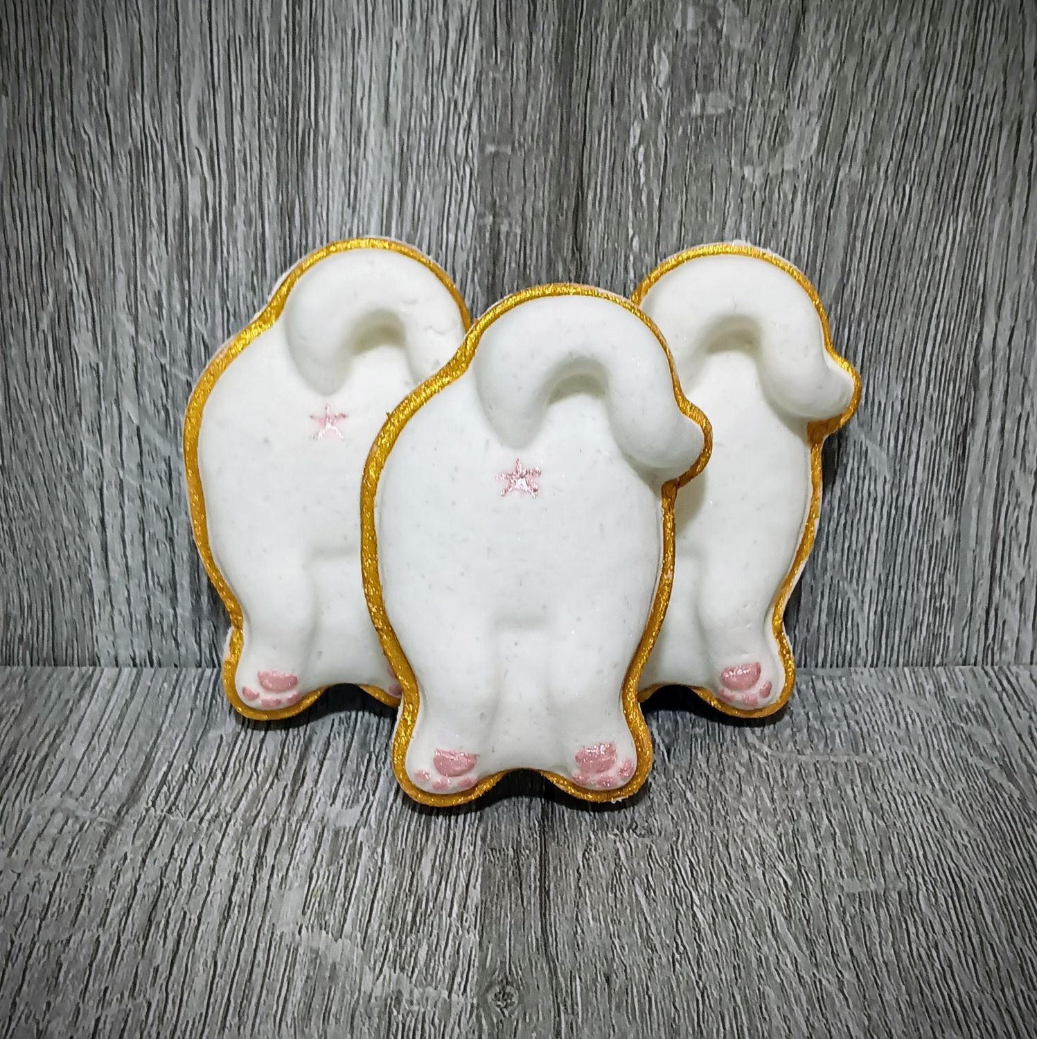 Kat Kisses Bath Bomb