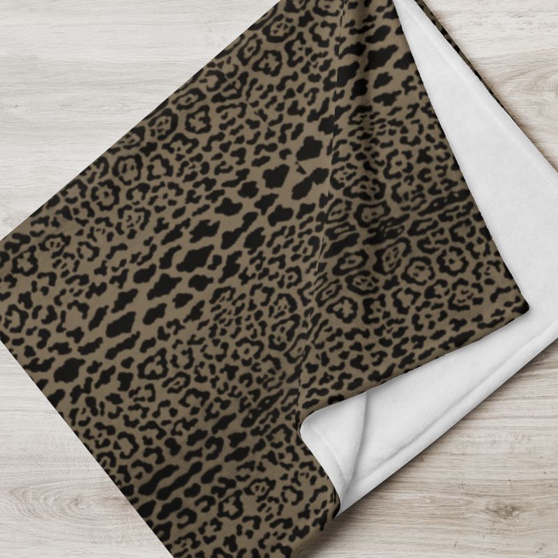 Leopard Strength, Print Throw Blanket (chocolate)