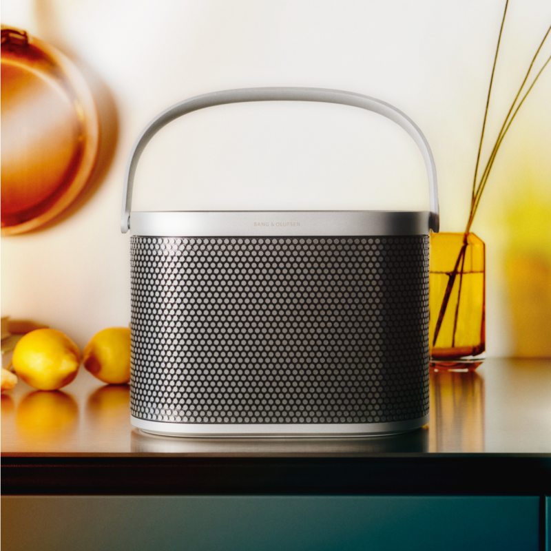 Beosound A5 Spaced Aluminium in der Küche auf dem Tisch