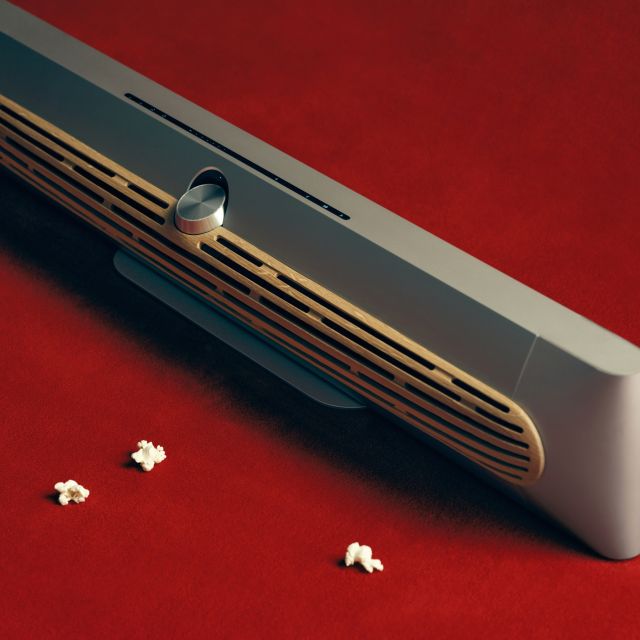 Beosound Premiere Natural Silver with Wood Oak Cover and Tablestand