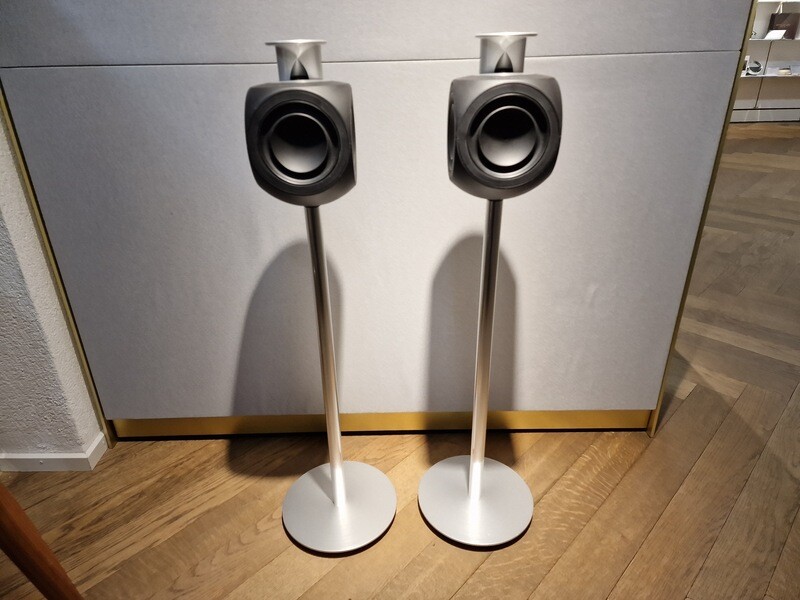 Beolab 3 Aktiv-Lautsprecher Black auf Bodenstandfuss alu (Paar)