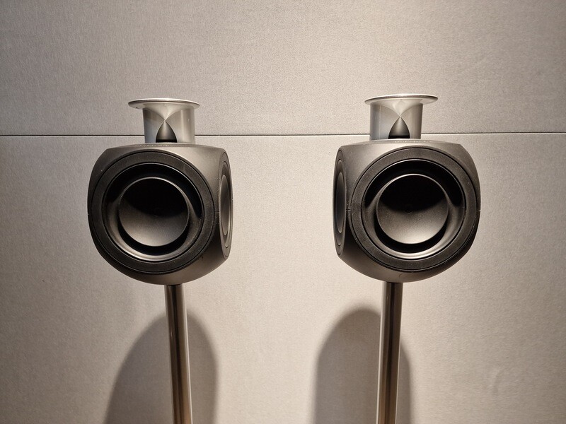Beolab 3 Aktiv-Lautsprecher Black auf Bodenstandfuss alu (Paar)