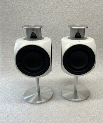 Beolab 3 Aktiv-Lautsprecher weiss (Paarpreis) inkl. Tischstandfuss