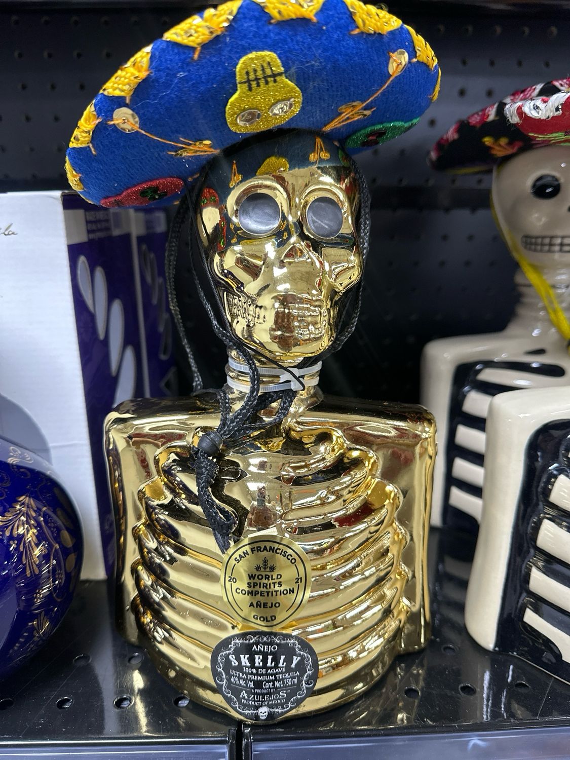 Skelly gold 750ml añejo W/ Mariachi hat 