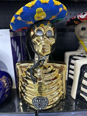 Skelly gold 750ml añejo W/ Mariachi hat 