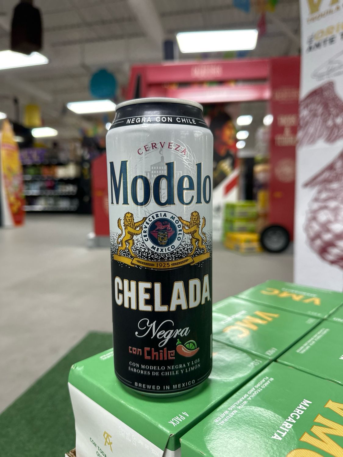 Modelo chelada negra con chile 