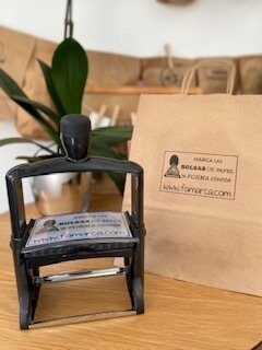 Sellos personalizados para marcar bolsas y cajas de cartón.