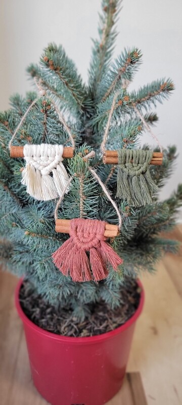 Macramé Ornament Cinnamon Shorty