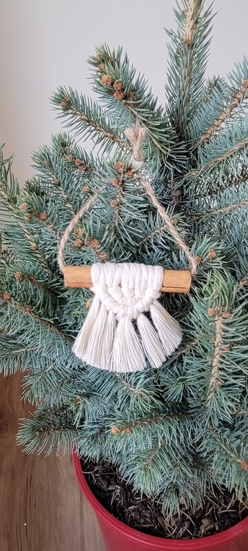 Macramé Ornament Cinnamon Shorty