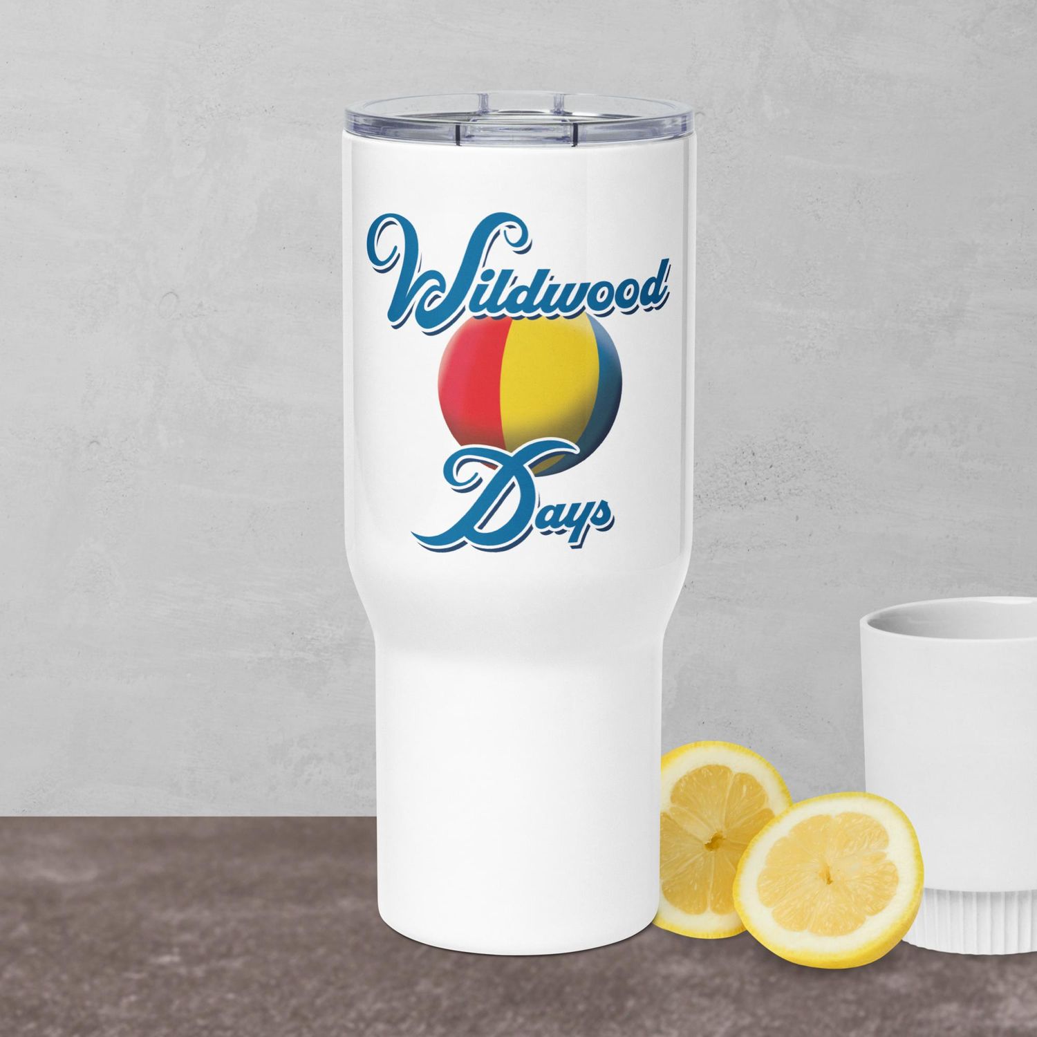 Travel mug with a handle