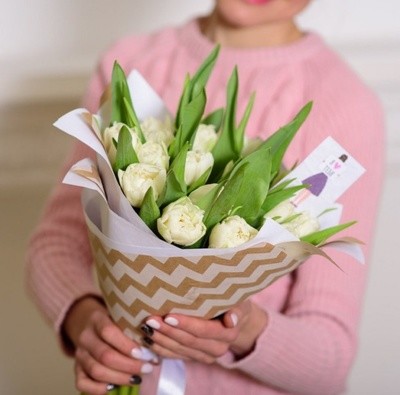 15 пионовидных тюльпанов