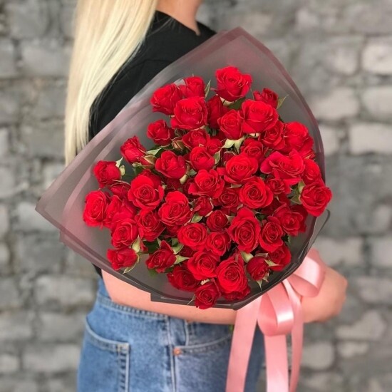 Букет красных кустовых роз