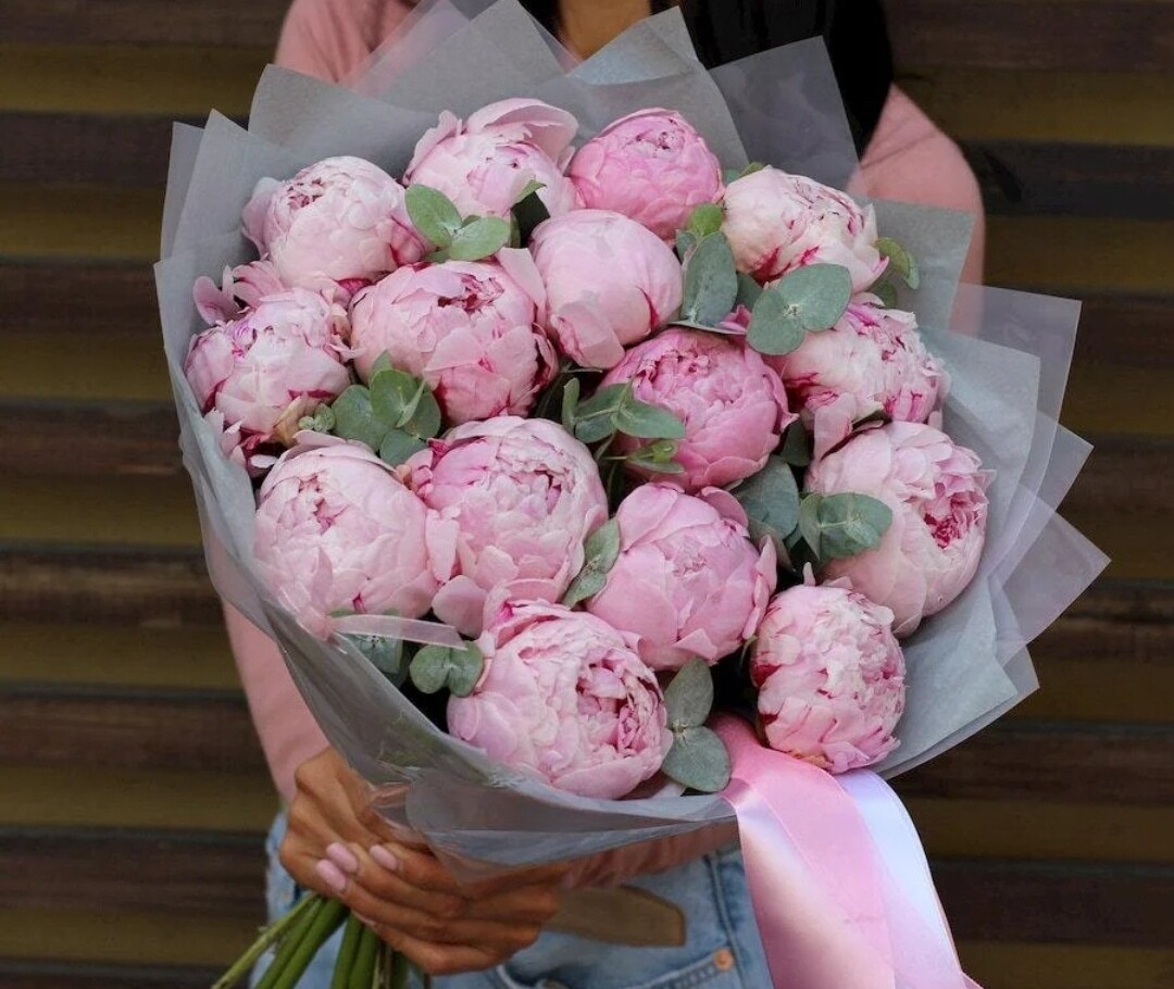 15 розовых пионов с эвкалиптом 