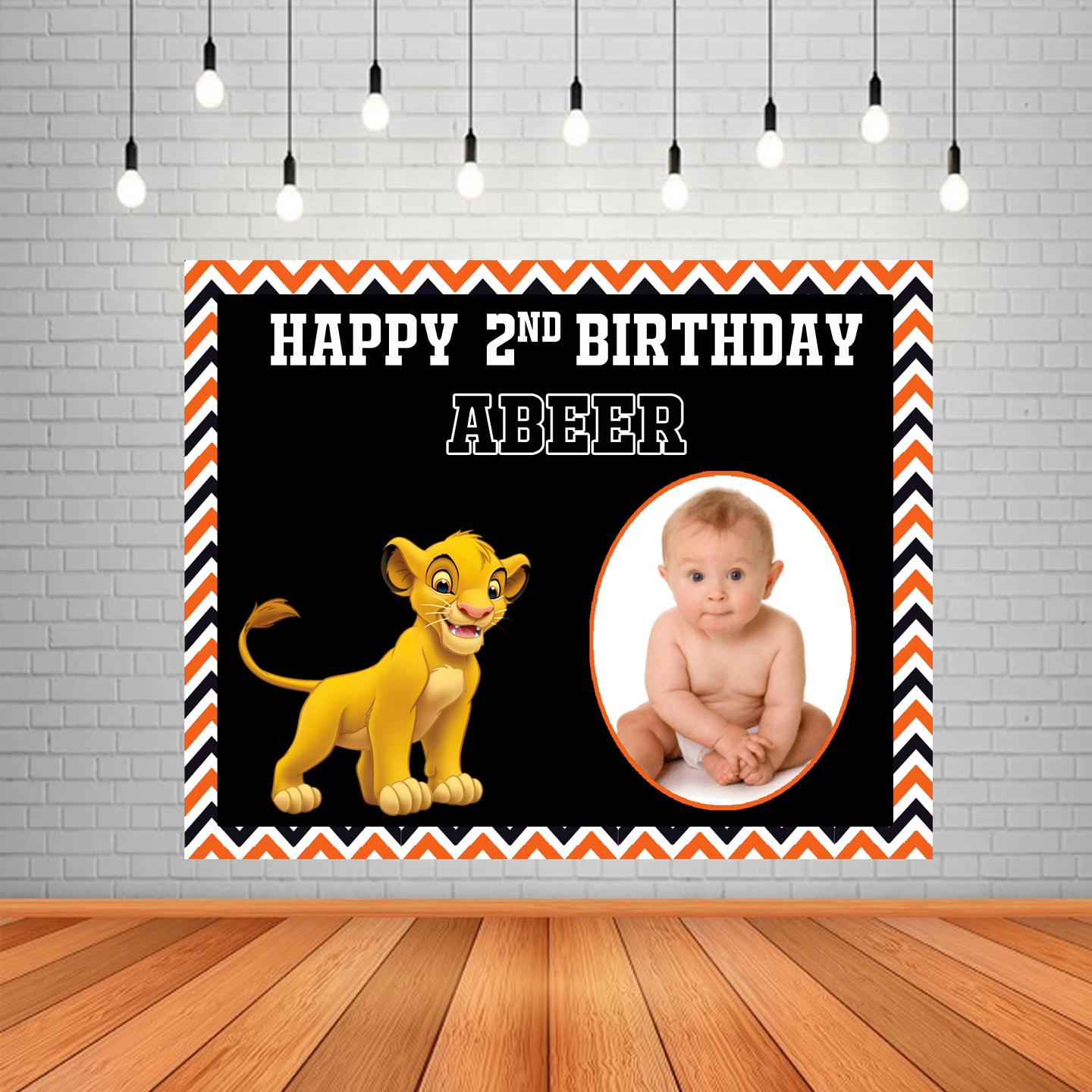 Banner sinh nhật (Birthday backdrop banner) + Simba (Lion King): Sắp tới sinh nhật của con bạn, hay cùng chọn một backdrop sinh nhật đầy màu sắc và đáng yêu cho bé nhé. Với hình ảnh Simba, chú sư tử dũng mãnh, banner sinh nhật sẽ trở nên đặc biệt hơn bao giờ hết.