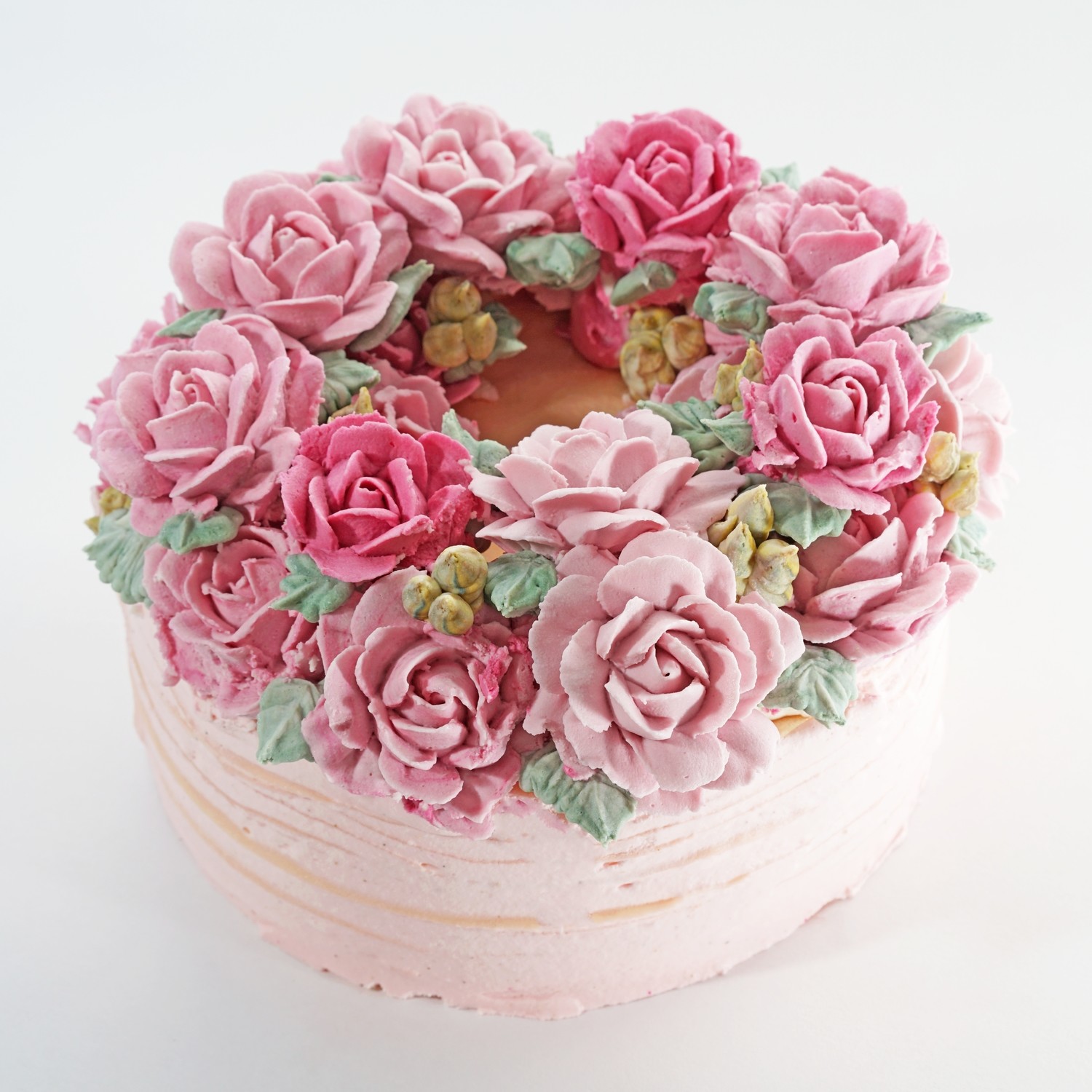 一个美丽的春天两层蛋糕装饰着玫瑰乳香顶部和文本在生日快乐 — 图库照片©artoleshko＃152441948