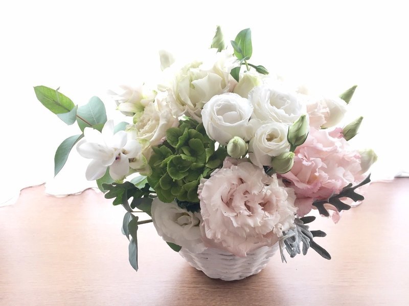 季節のお花のアレンジメント