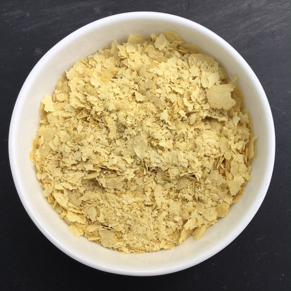 Nutritional yeast flakes with B12