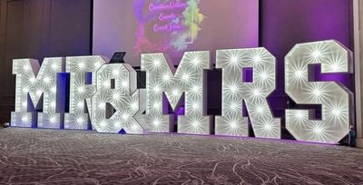 4ft Lit-up 'Mr &amp; Mrs'