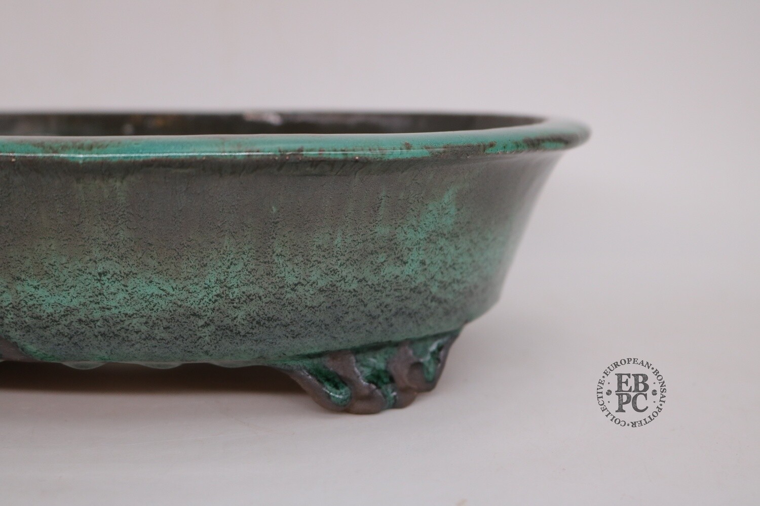 M. J. G. Ceramica - 31.3cm; Oval; Stunning Green Glaze; Cloud feet; Maria Jose Gonzalez
