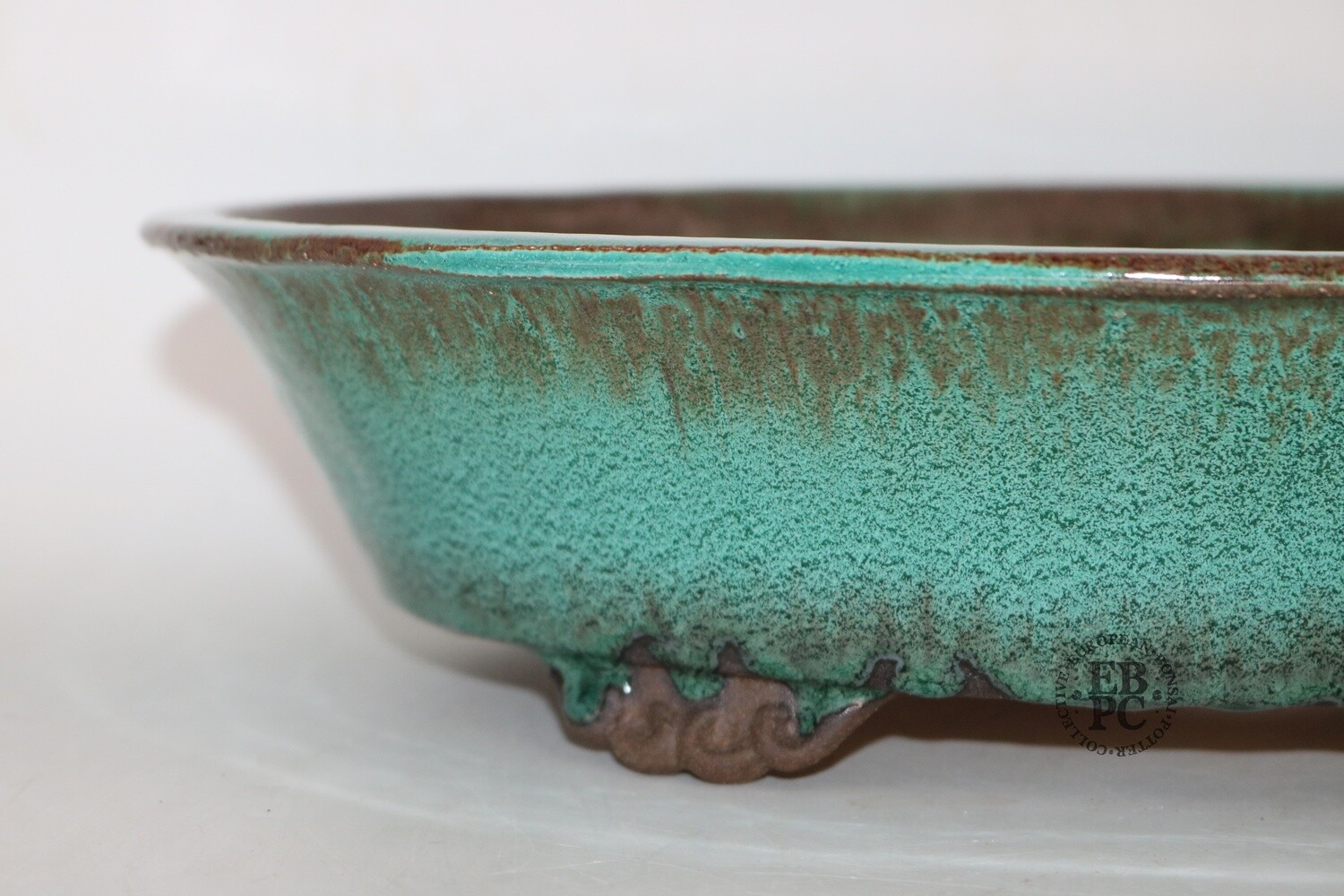 M. J. G. Ceramica - 35.7cm; Oval; Stunning Green Glaze; Cloud feet; Maria Jose Gonzalez