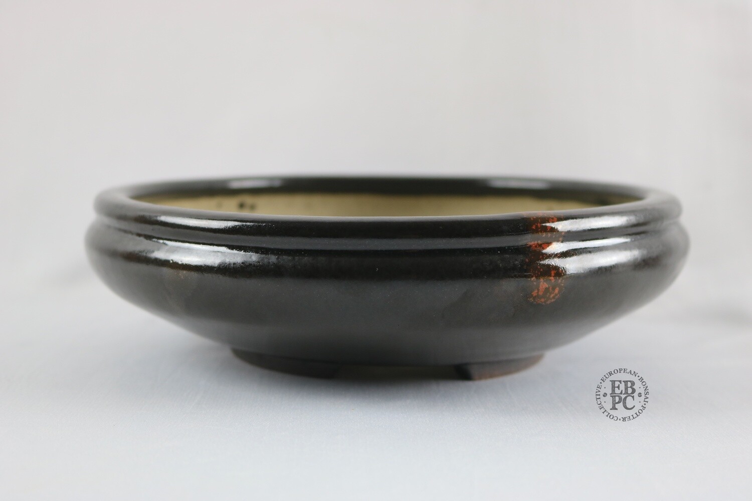 Ian Baillie - 22.1cm; Superb Glaze; Round; Elegant Design; Recessed Feet; Dark Brown; Looks Black; Red Highlight; Hand-Signed; Stamped - EBPC, IB, &#39; Clover&#39; &amp; Scotland.
