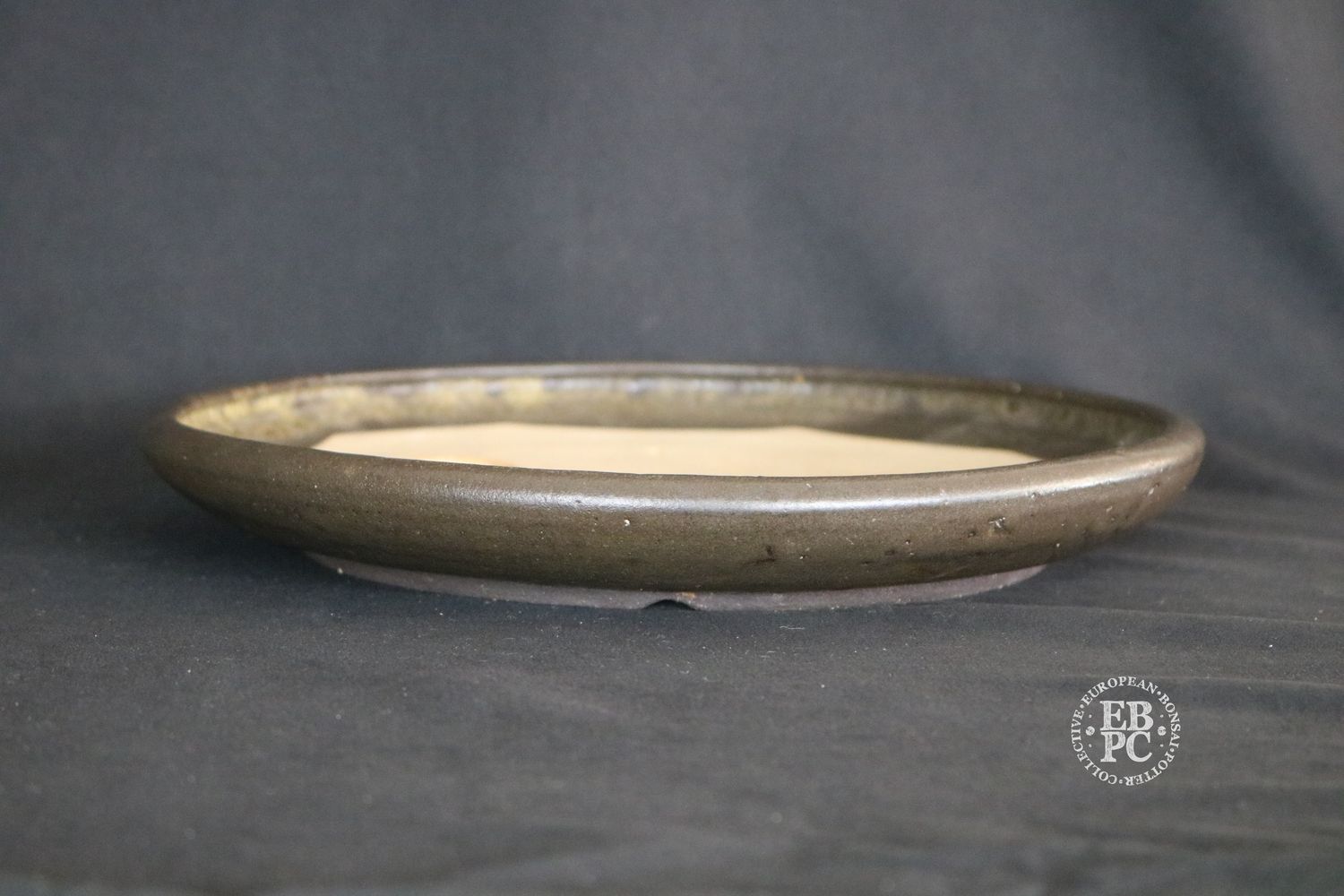 Ian Baillie –  27.6cm; Round; Shallow Design; Glazed; Refined Finish; Older Pre-Loved Pot;