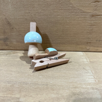 Houten paddestoel blauw wasknijpertje 