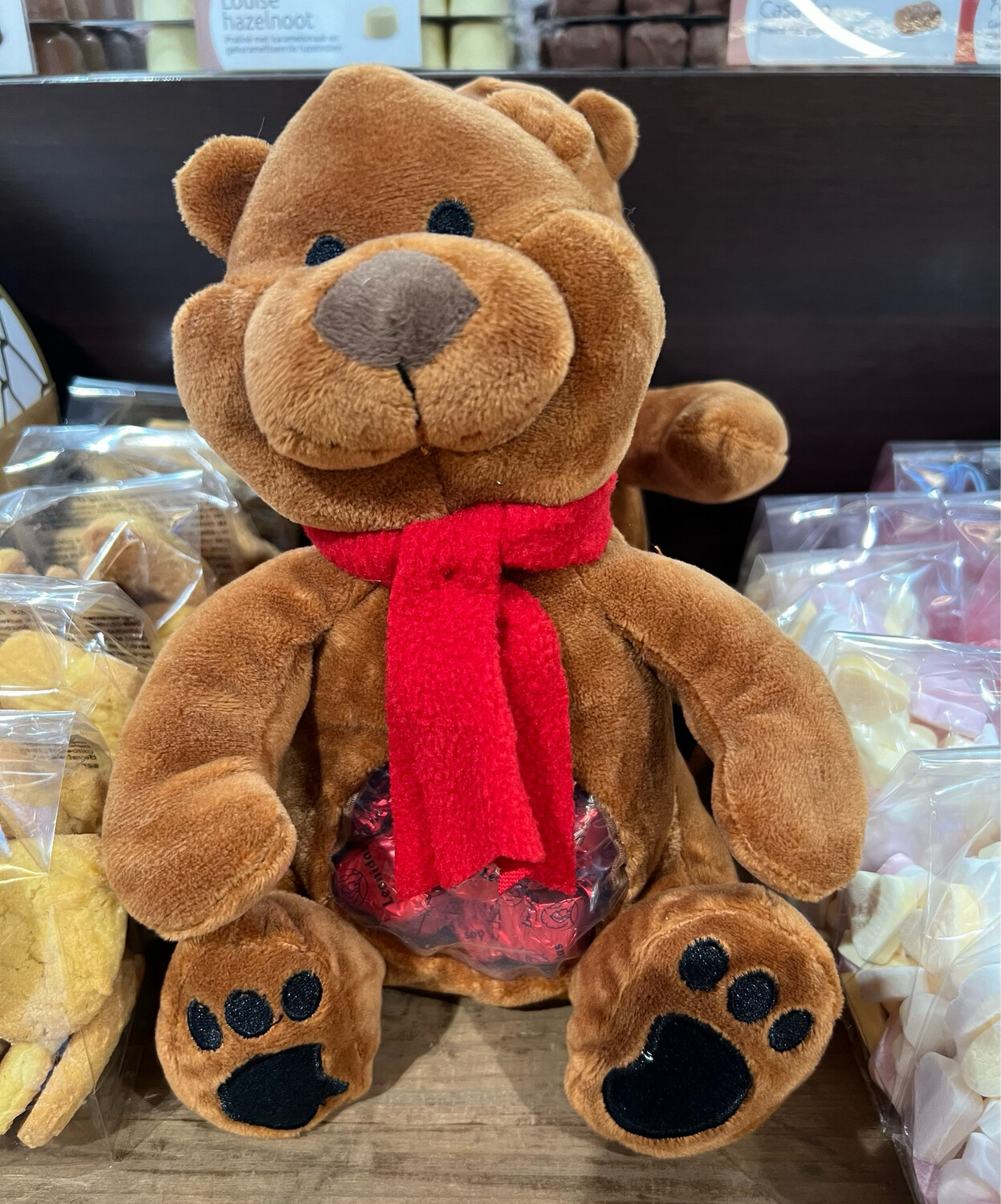 Teddybeer met in zijn buik 300 gr Leonidas praliné hartjes