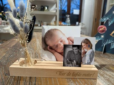Houten gegraveerd memory shelfje met droogbloemen