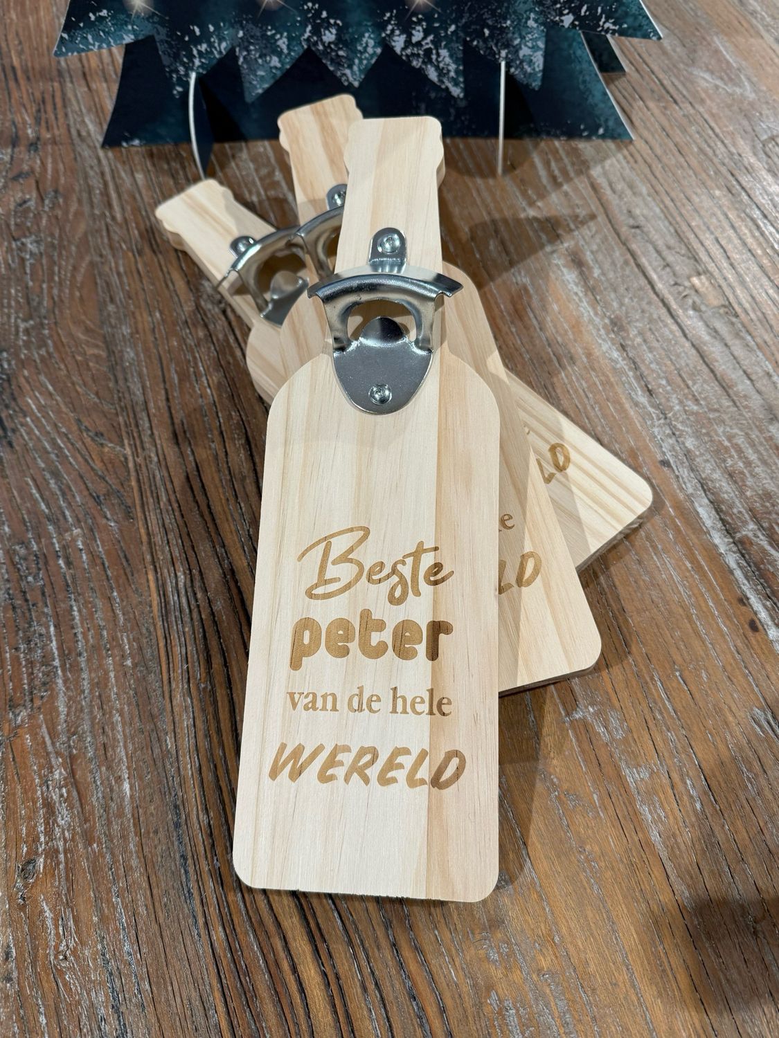 Flessenopener op plank gegraveerd