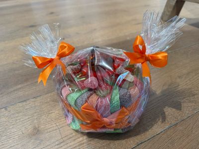 Snoeptaart S 16 cm met zuren matten rondom
