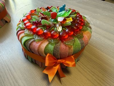 Snoeptaart M 21 cm met zure matten rondom