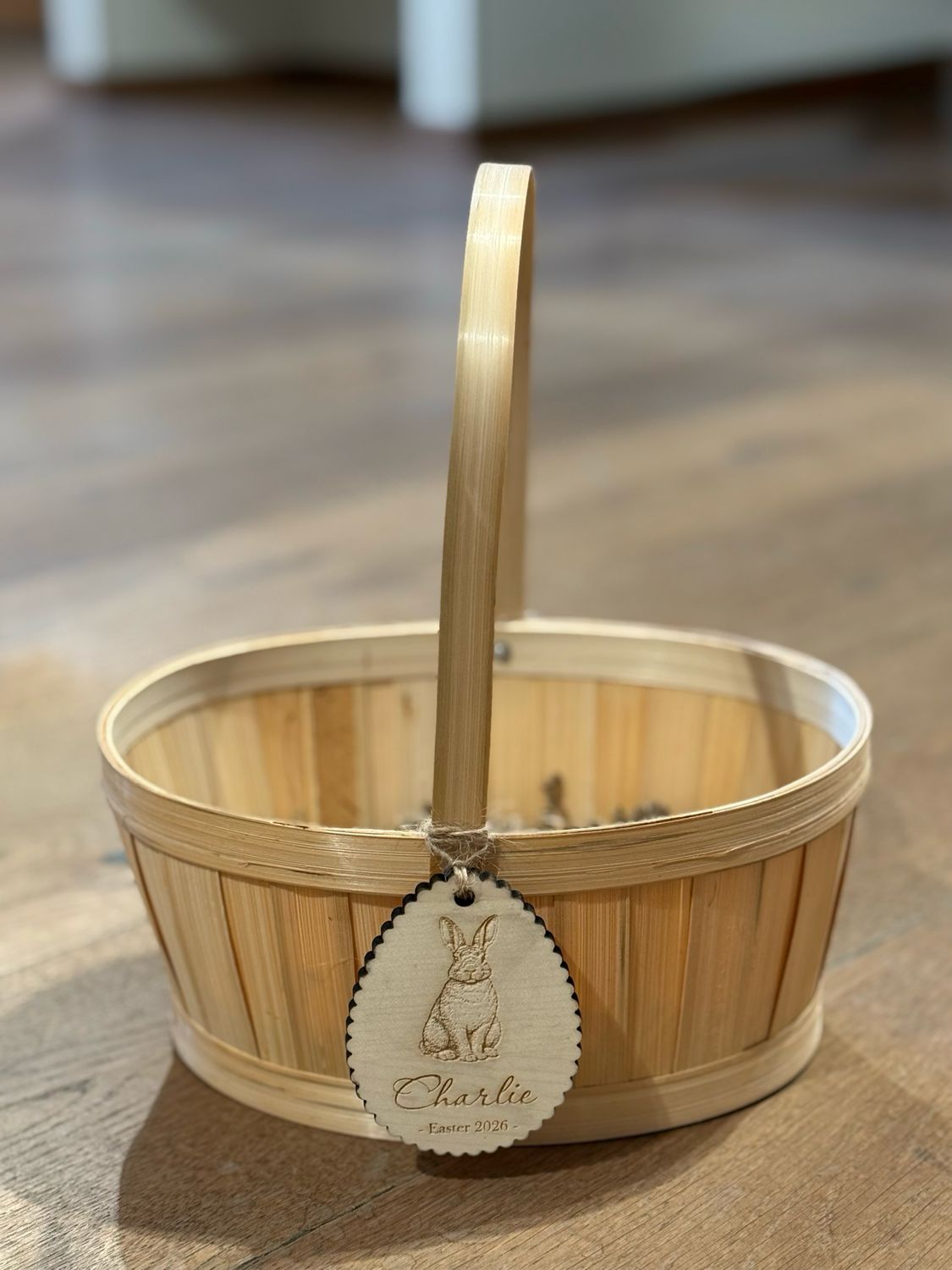 Houten bamboe mandje met houten paasdecoratie met naam