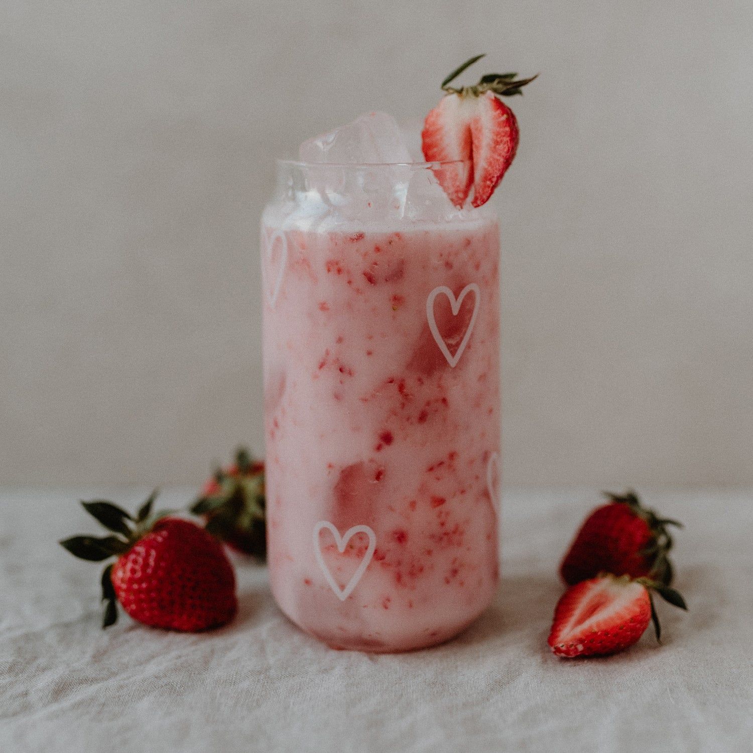 Hoog drinkglas met hartjes