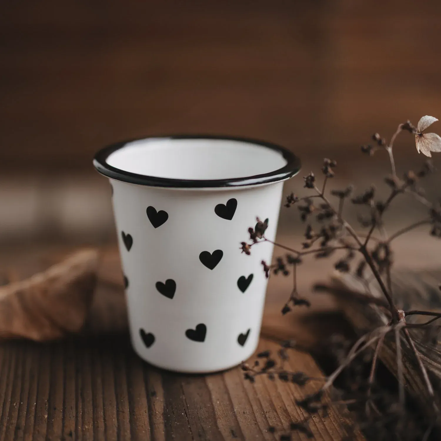 Emaille beker kleine hartjes