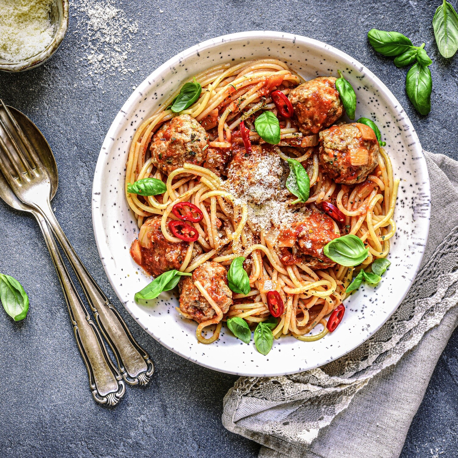 SPAGHETTI ITALIEN AUX BOULETTES DE VIANDE ET PARMESAN