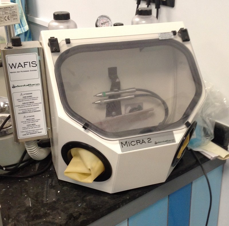 Microsabbiatrice DENTALFARM MICRA 2 con aspiratore WAFIS integrato