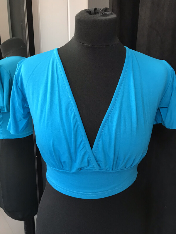 Korte top met ronding achteraan Korte top met ronding achteraan