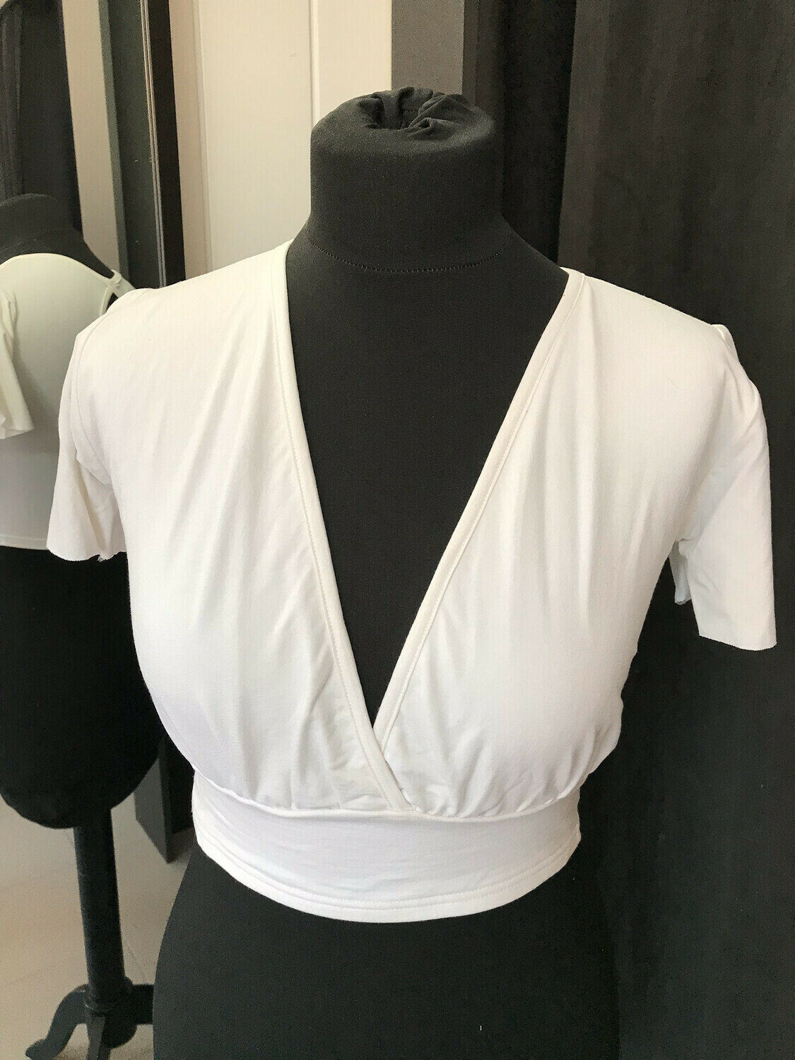 Korte top met ronding achteraan, Maat: S, Kleur: Wit