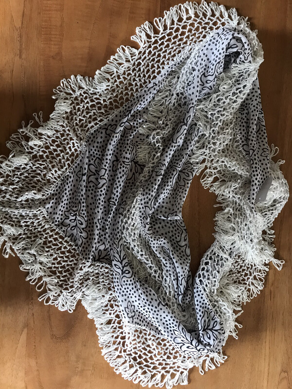 Sjaals met print en kralen