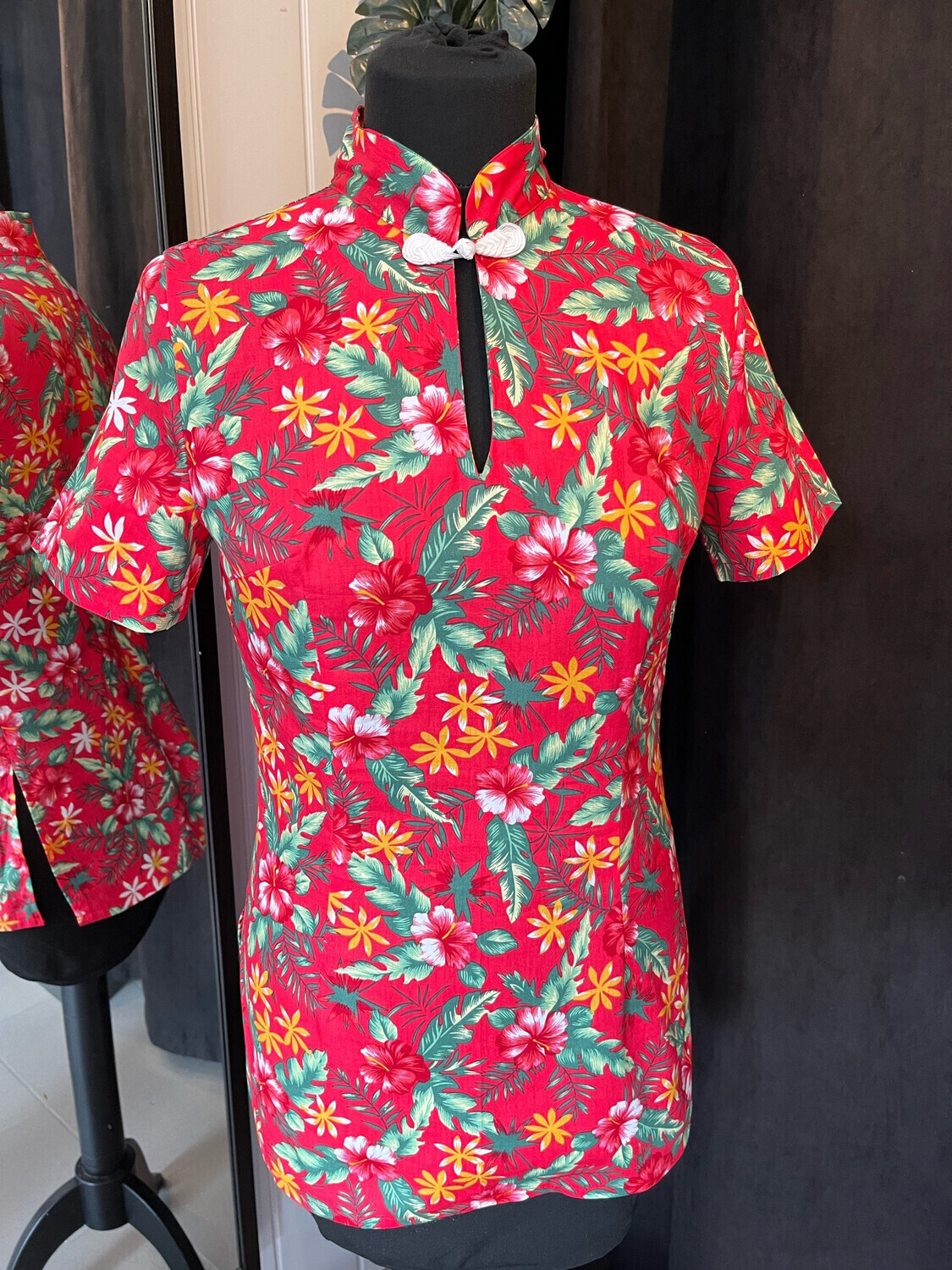 Qipao Hibiscus ๐บ Qipao Hibiscus ๐บ, Kleur: Rood