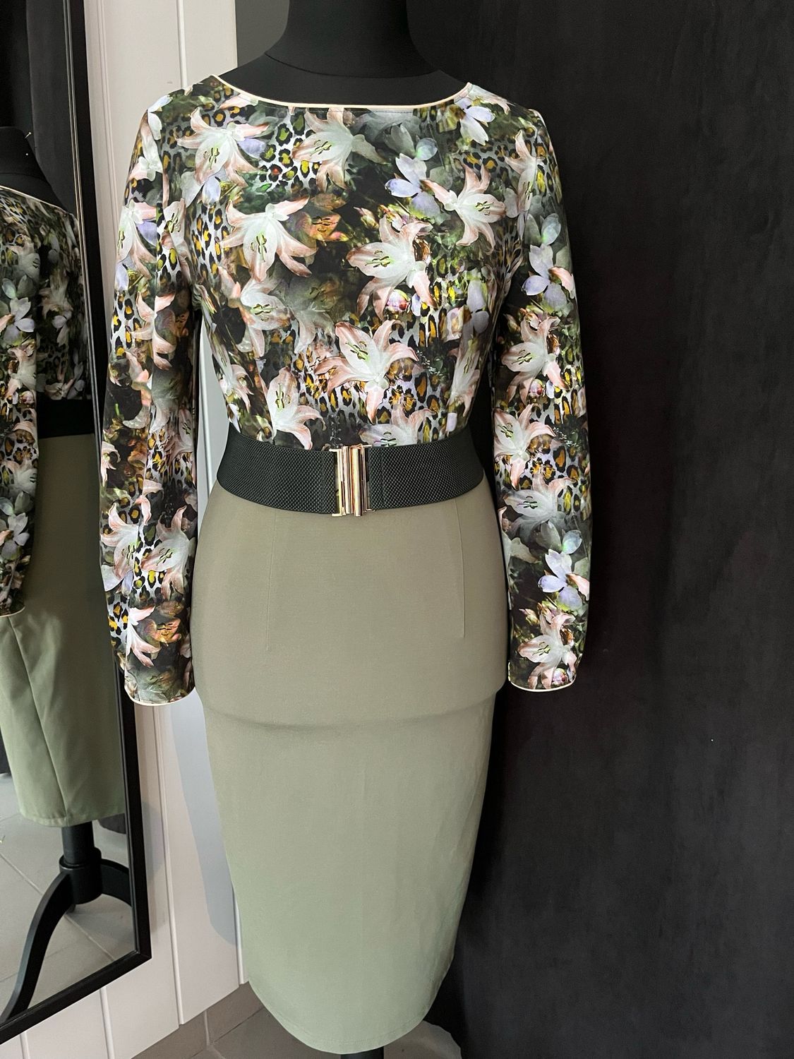 Vibrant Lilies Dress, Rok: Pencil